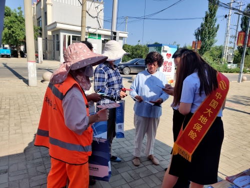 山西78保險宣傳日保險知識進農(nóng)村 (5)