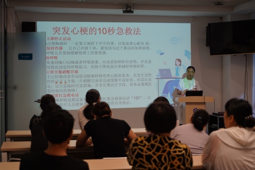 河南分公司邀請(qǐng)健康專家舉辦“心腦血管疾病防治與健康管理”講座，醫(yī)生深入淺出地講解了夏季血壓、血糖、血脂波動(dòng)的風(fēng)險(xiǎn)因素及科學(xué)管理策略，指導(dǎo)老年人日常飲食調(diào)節(jié)、適度運(yùn)動(dòng)安排和規(guī)律作息的重要性，為居民筑起健康防線。